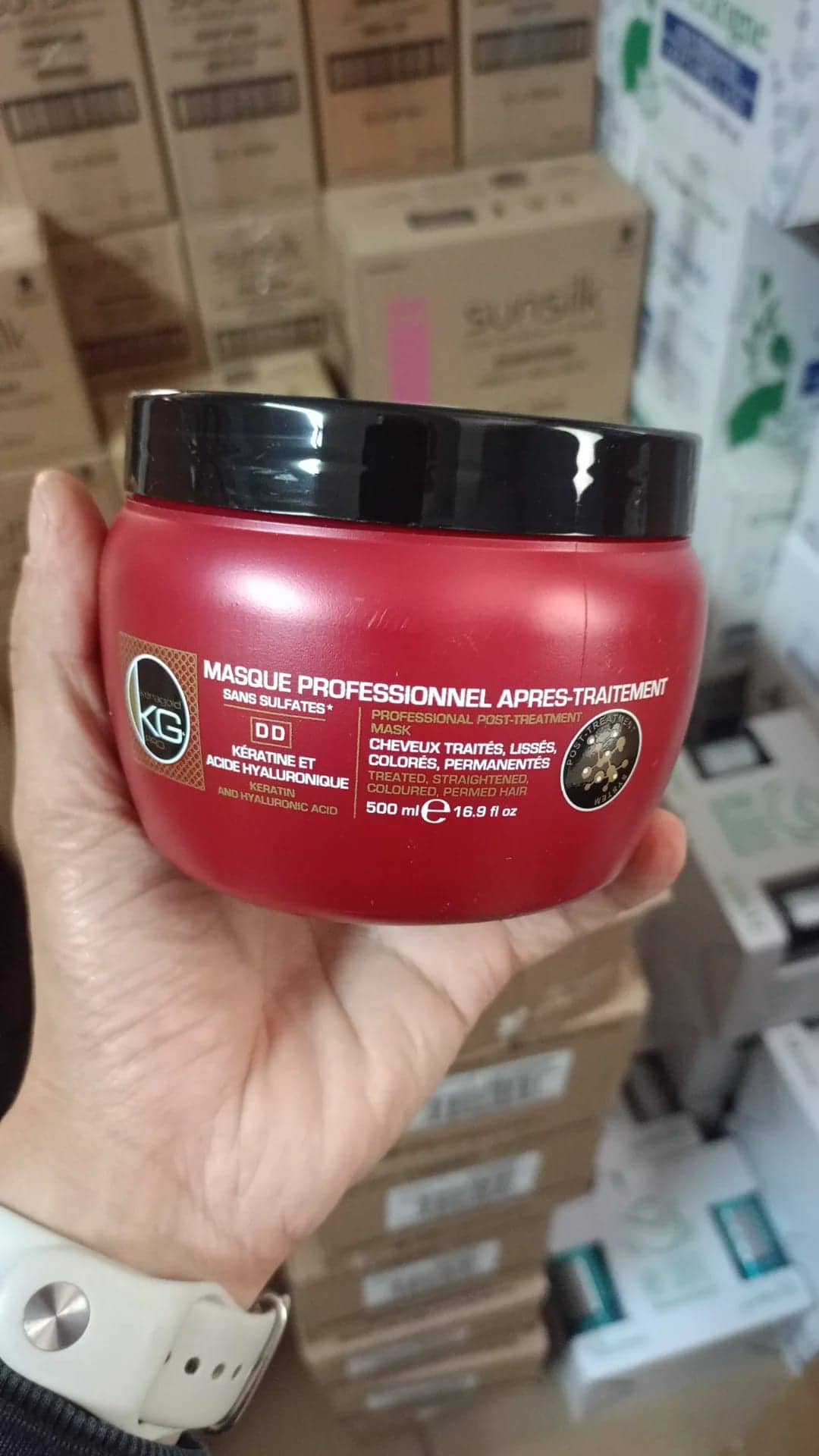 MASQUE PROFESSIONNEL APRES-TR  SANS SULFATES*  DD  KÉRATINE ET ACIDE HYALURONIQUE  AND HYALURONIC ACID KERATIN  PROFESSIONAL POST-TREATMENT MASK  CHEVEUX TRAITÉS, LISSÉS, COLORÉS, PERMANENTÉS  TREATED, STRAIGHTENED. COLOURED PERMED HAIR  500 ml  16.9 fl oz  TEMENT